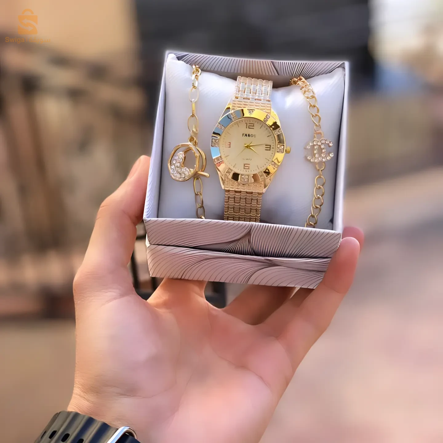 ساعة انيقة 😍 + زوج براسليات ✨ معا العلبة ❤️