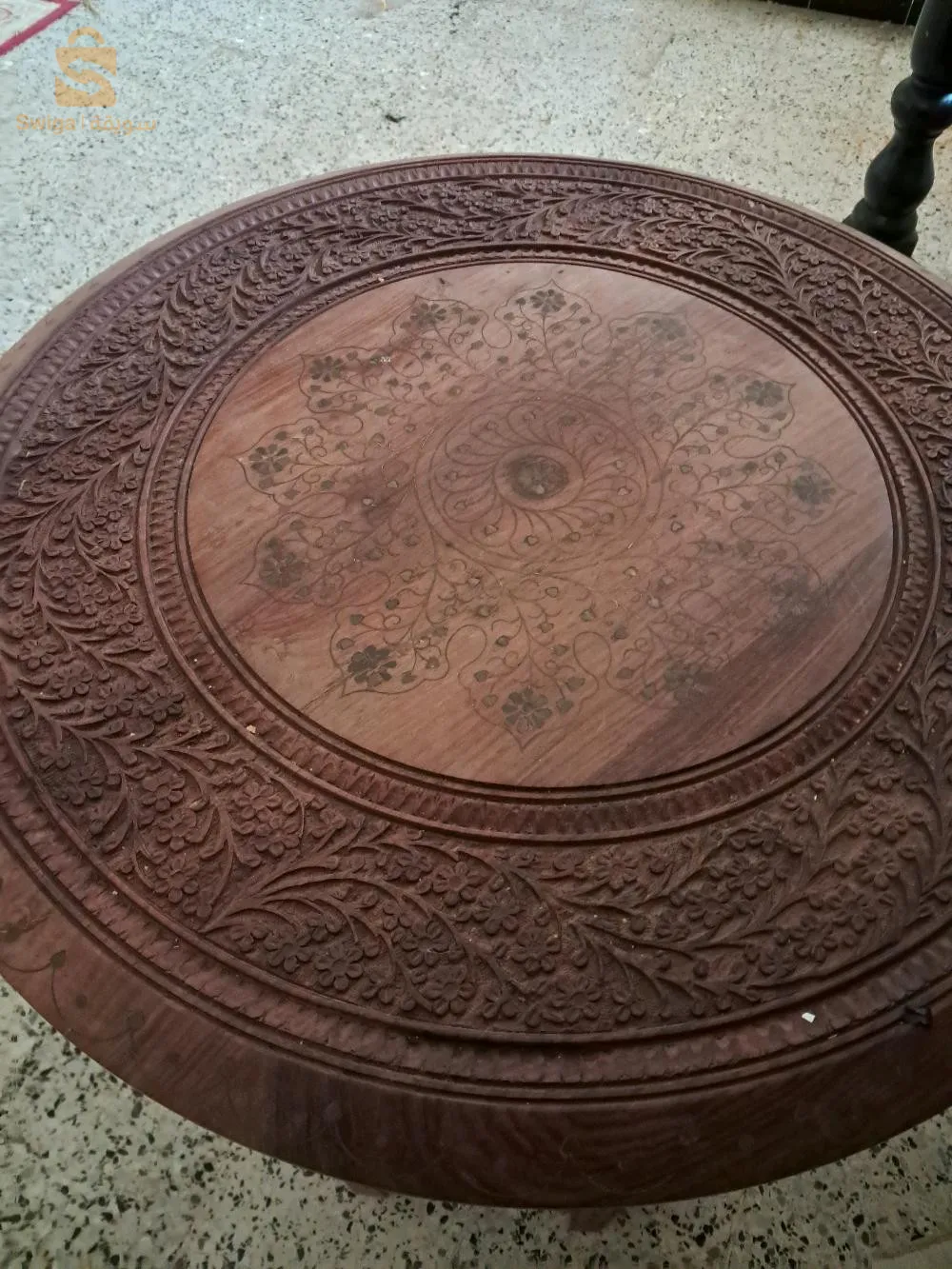 طاولة ارابيسك  منقوش بنحاس صافي. 
table arabesque  sculpté avec du cuivre pur