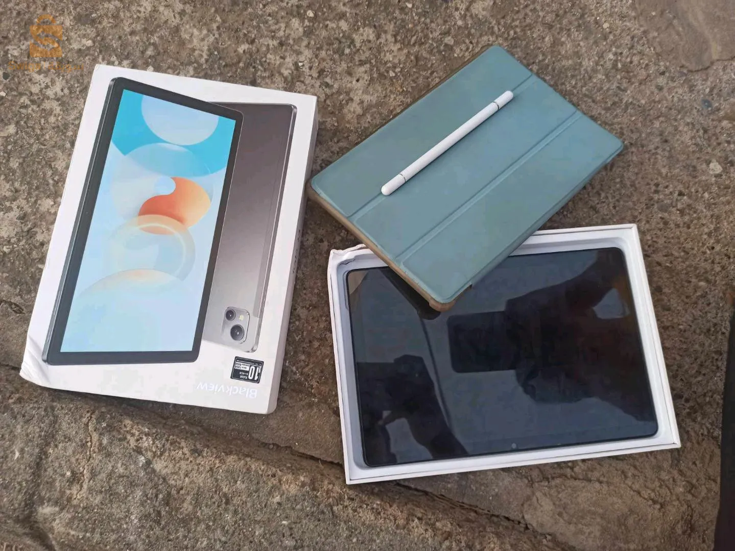 تابلت black view جديد شبه غير مستعمل مخصص للالعاب والمونتاج وباقي الاستعمالات يحتوي على 6رام ويقبل الزيادة الى حد 10جيجا يمتلك مساحة 128 جيجا بايت مع كاميرا خلفية بدقة 13ميغابكسل وامامية بدقة 16 ميغابكسل ياتي مع هدية قلم وكفر