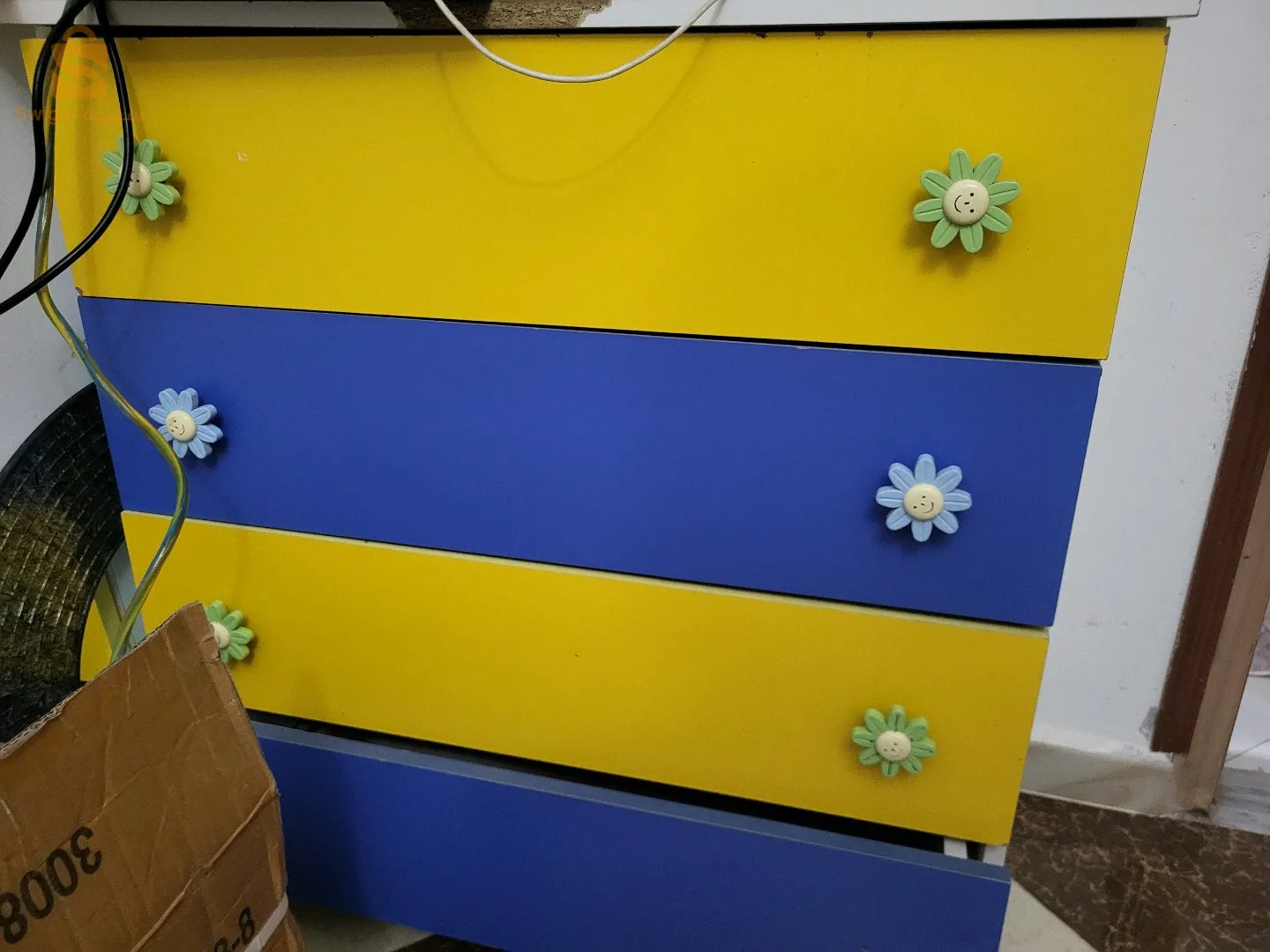 مجموعة اثاث في حالة حسنه تتضمن 2 مكاتب و خزانه و coiffeuse