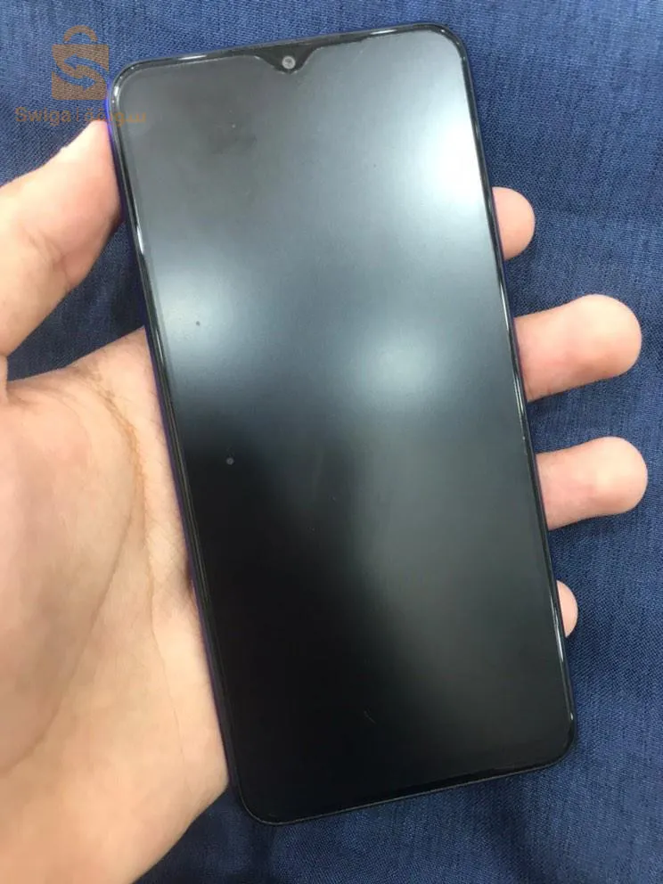 Radmi9  
64/4
هاتف بالعلبة الخاصة به فيه ضربة في زجاجة شقة خفيفة