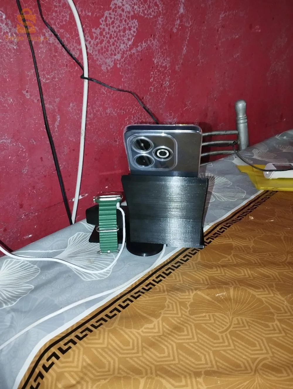 حاملة هاتف وساعة دكية +يمكن وضع شاحن الساعة والهاتف للشحن