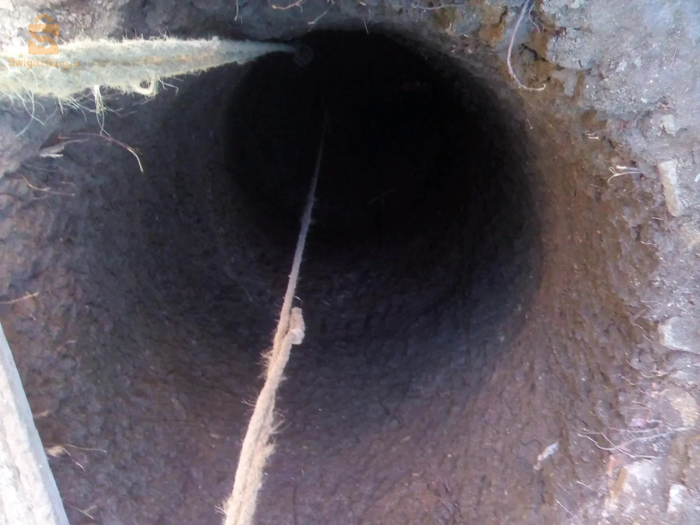 حفر وتنقية وترمبم ابار المياه بالطريقة التقليدية