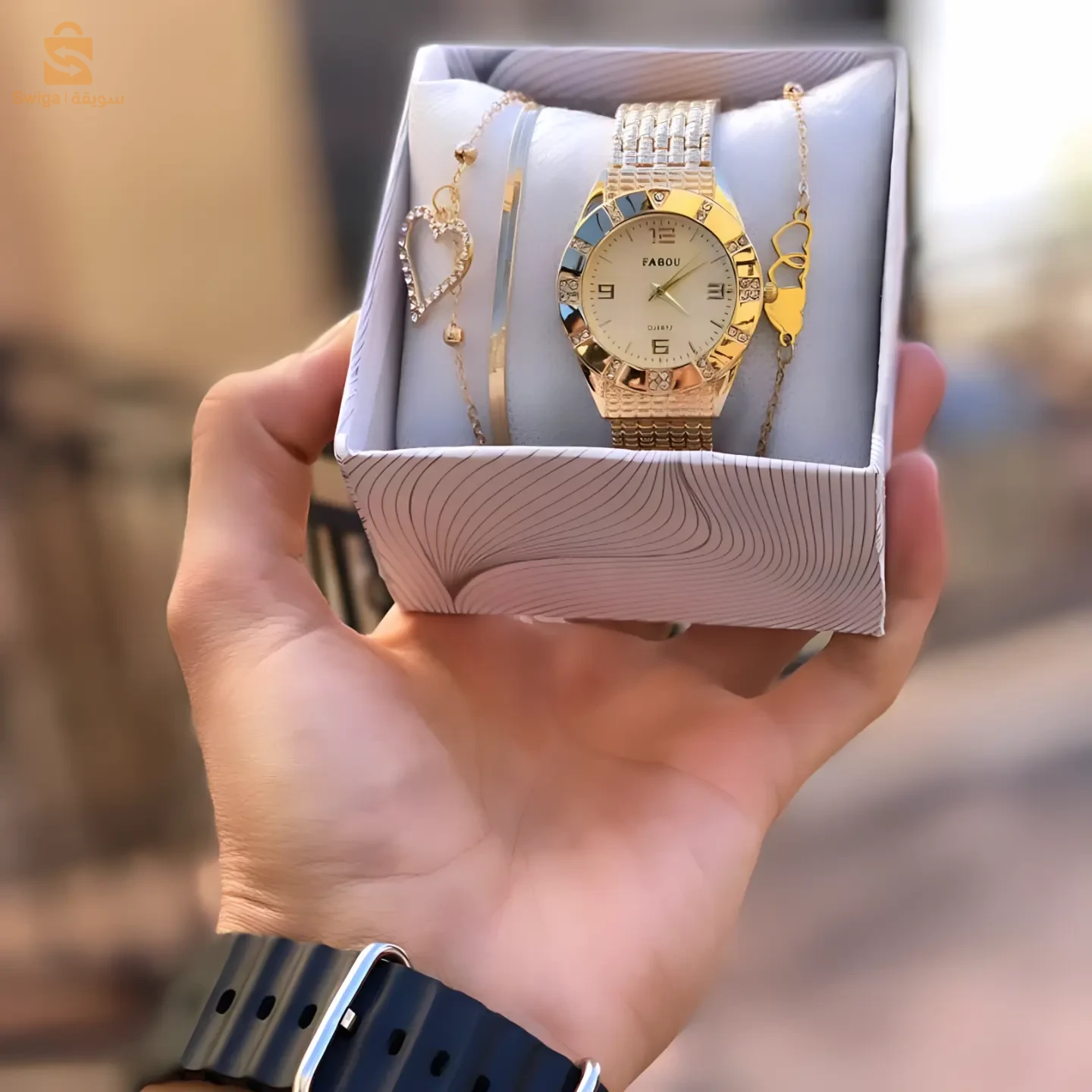 ساعة انيقة 😍 + زوج براسليات ✨ معا العلبة ❤️