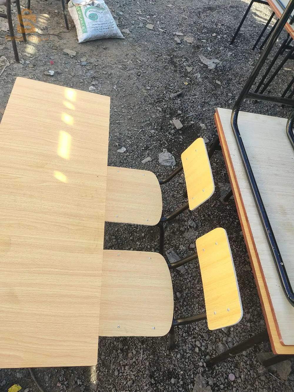 Vente de chaises et tables d'école