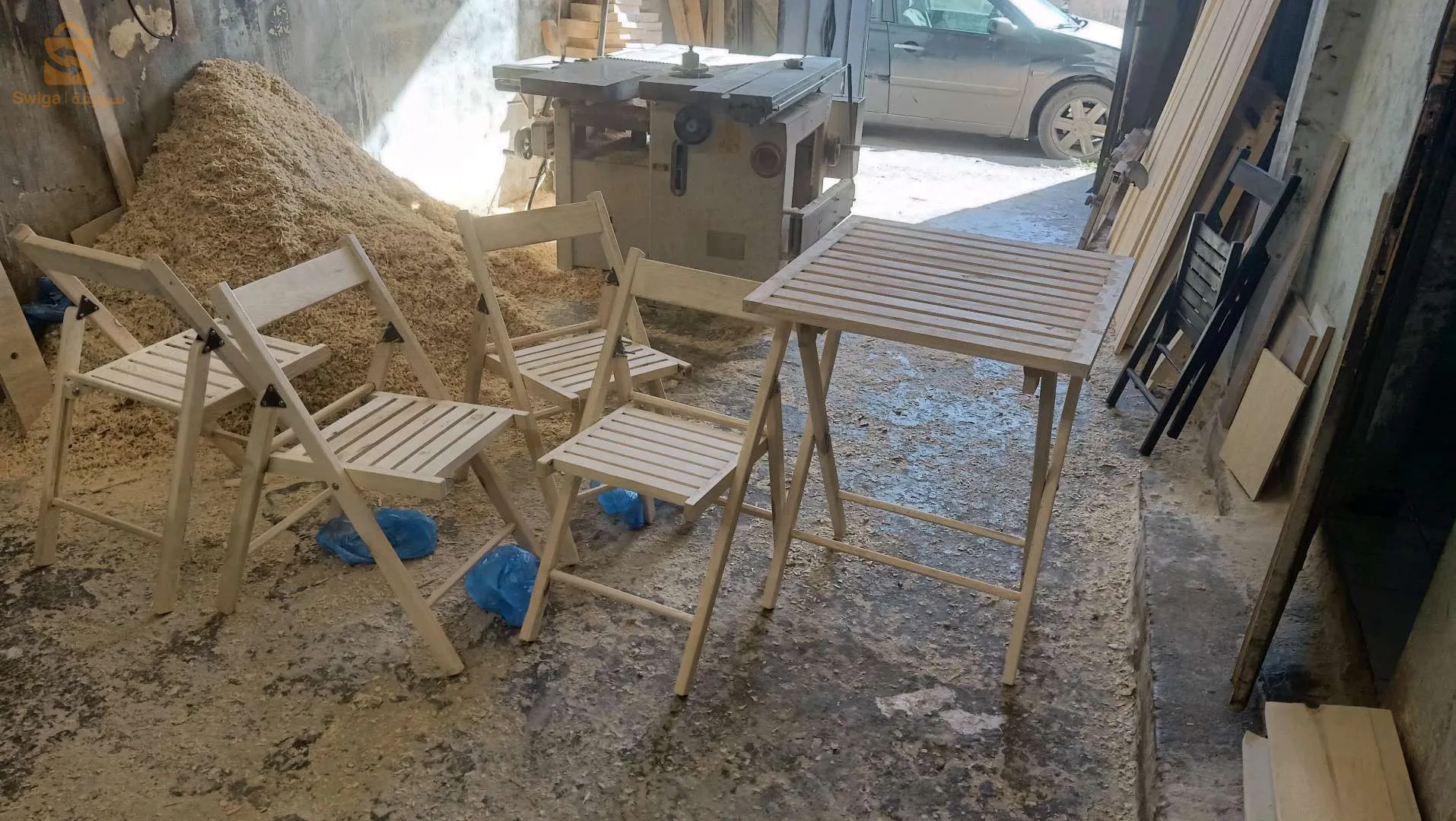 كراسي وطاولات قابل الطب
les chaises et les tables pliante