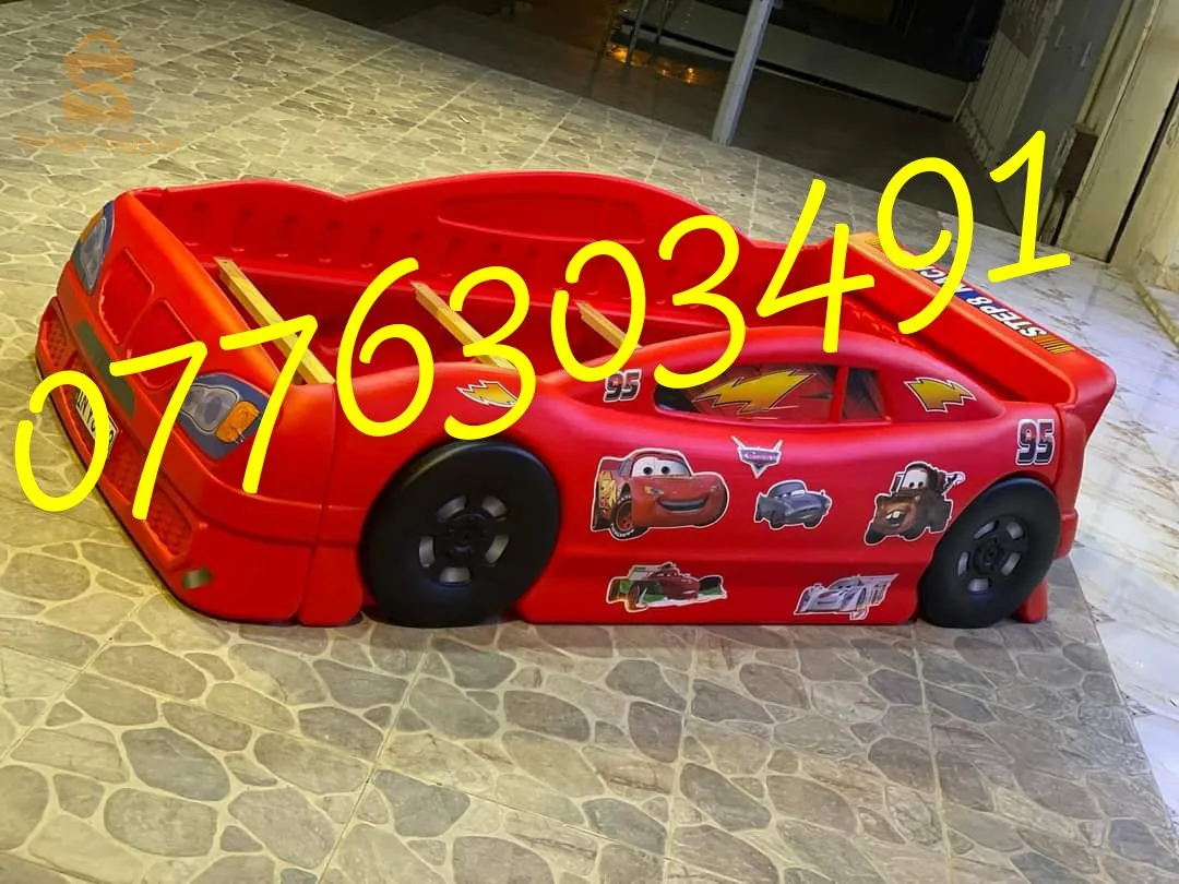 سرير الأطفال على شكل سيارة
