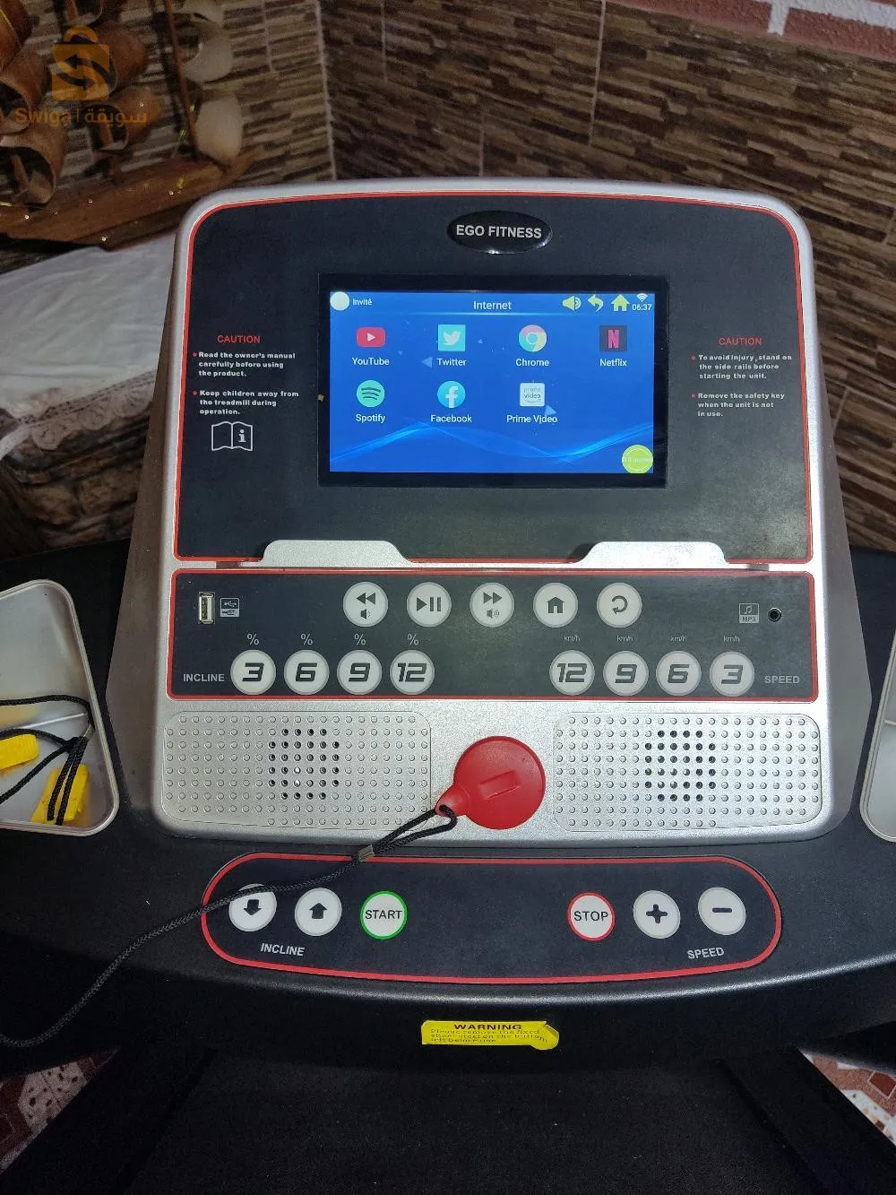 tapis roulant en très bonne état marque américaine EGOFIT812Il supporte un poids de plus de 150 kg Il contient un écran Smart et un système Android qui contient toutes les applications. Il contient aussi un port USB et une sortie audio.