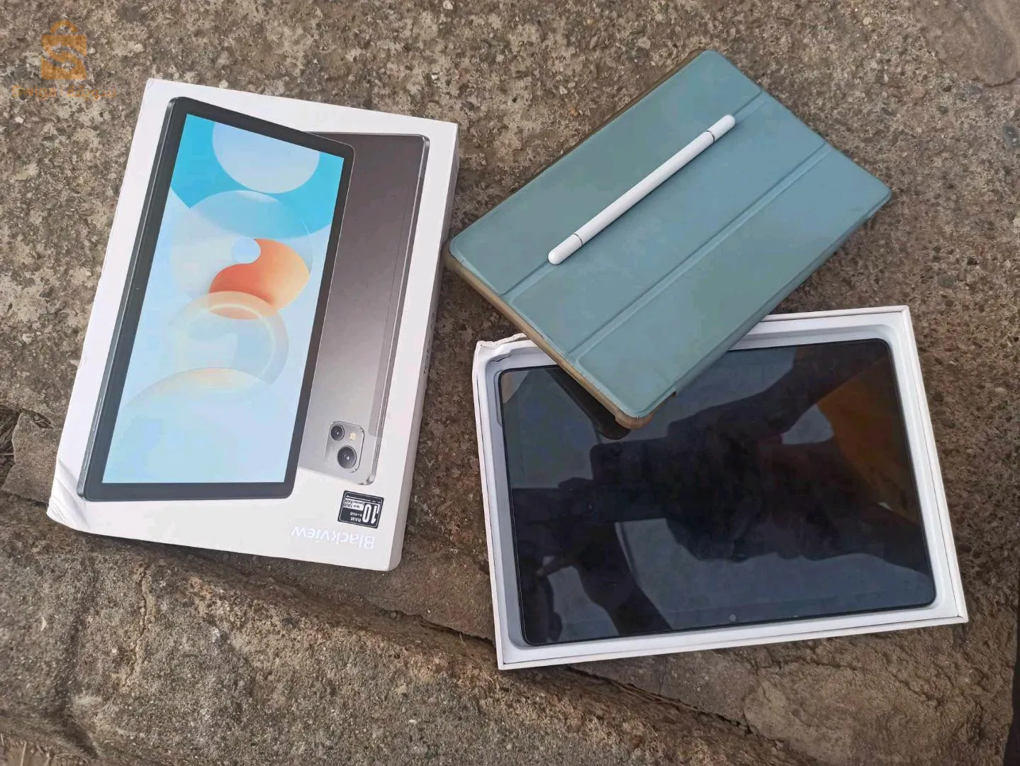 تابلت black view جديد شبه غير مستعمل مخصص للالعاب والمونتاج وباقي الاستعمالات يحتوي على 6رام ويقبل الزيادة الى حد 10جيجا يمتلك مساحة 128 جيجا بايت مع كاميرا خلفية بدقة 13ميغابكسل وامامية بدقة 16 ميغابكسل ياتي مع هدية قلم وكفر