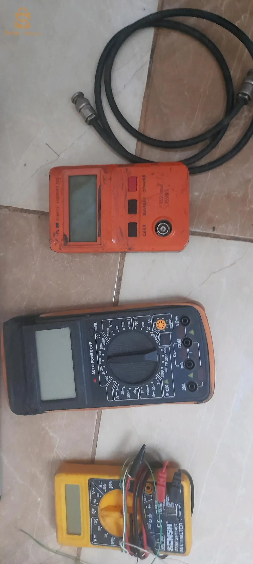 trois casque +trois métriques +un niveau +un sefty