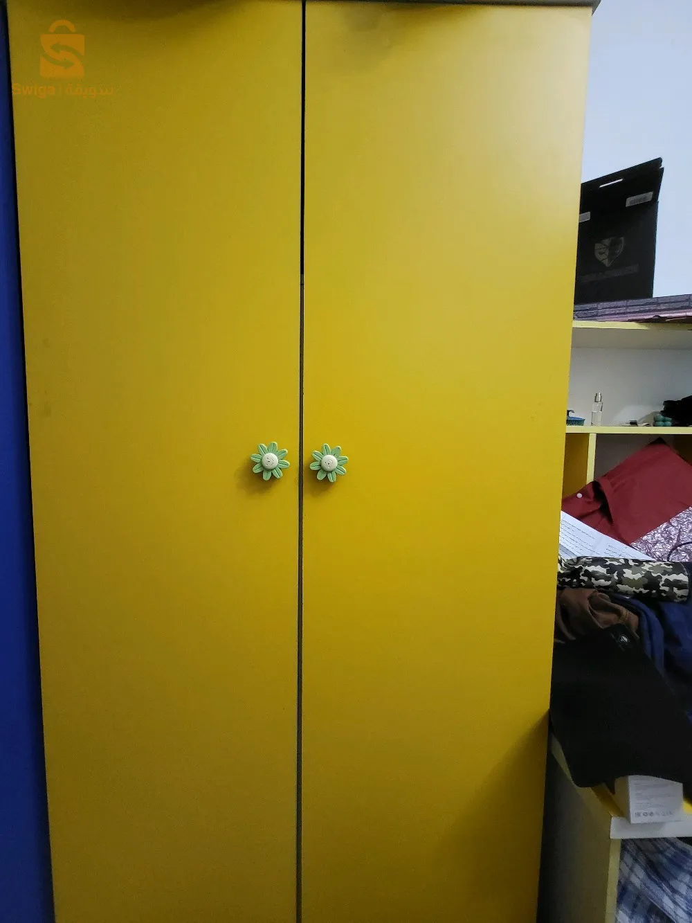 مجموعة اثاث في حالة حسنه تتضمن 2 مكاتب و خزانه و coiffeuse