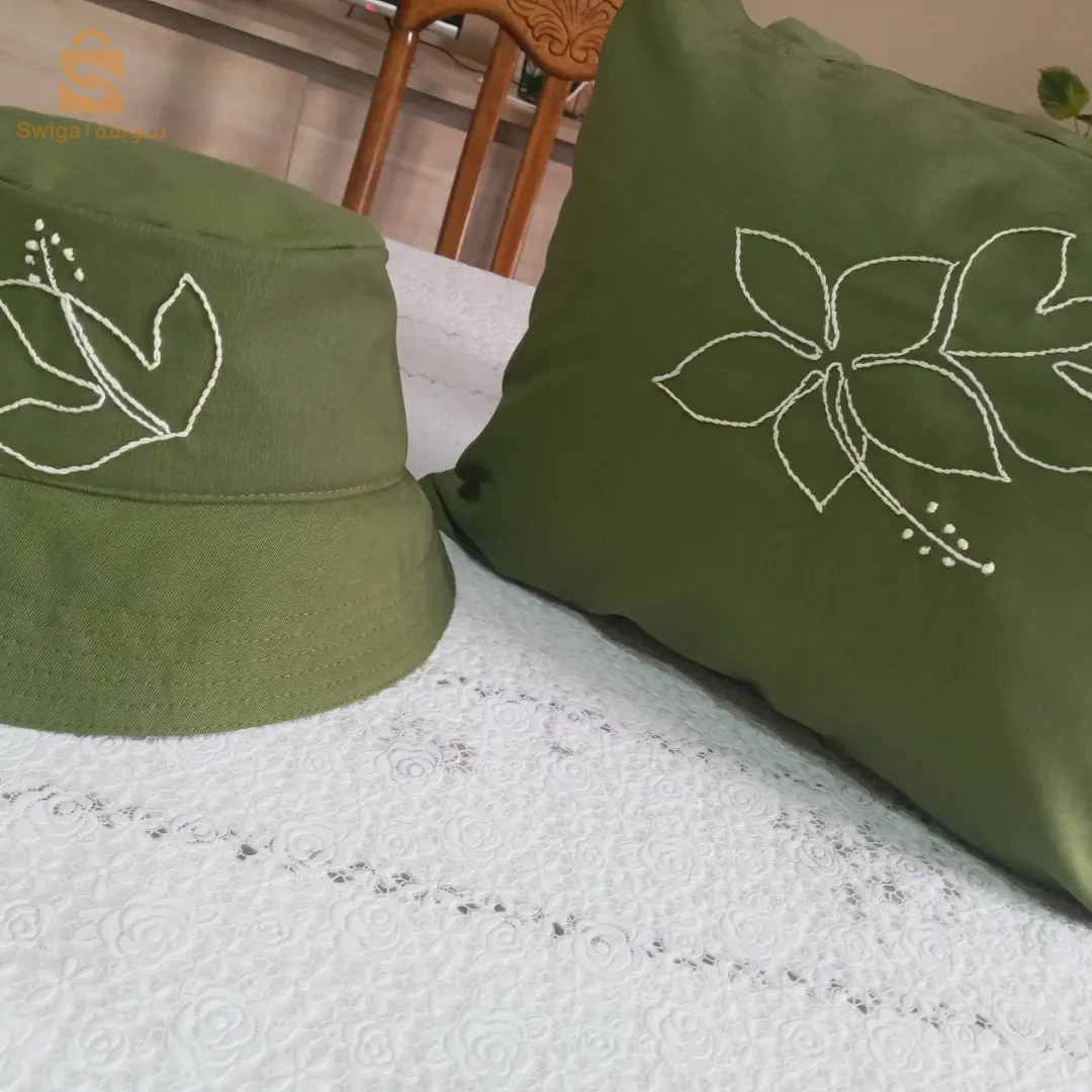 sac et bob broderie à la main