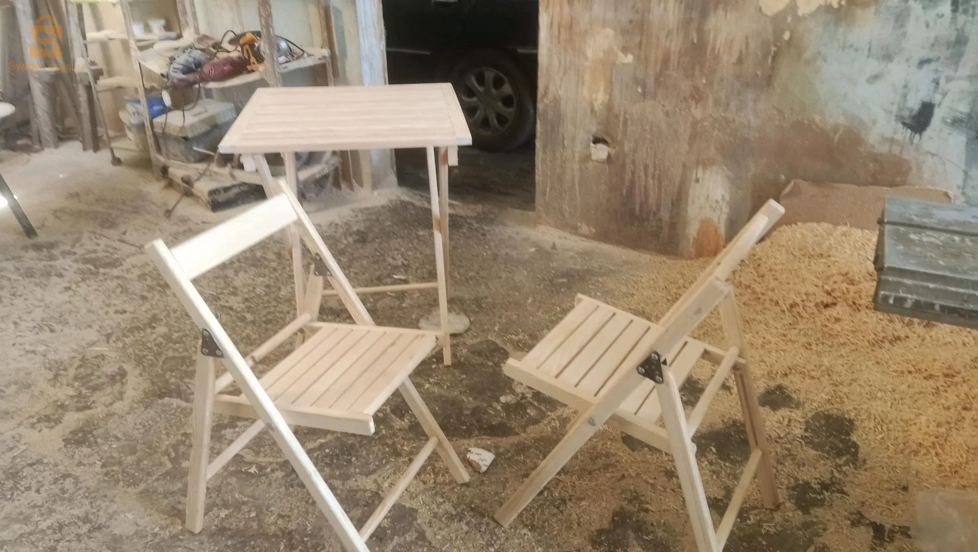 كراسي وطاولات قابل الطب
les chaises et les tables pliante