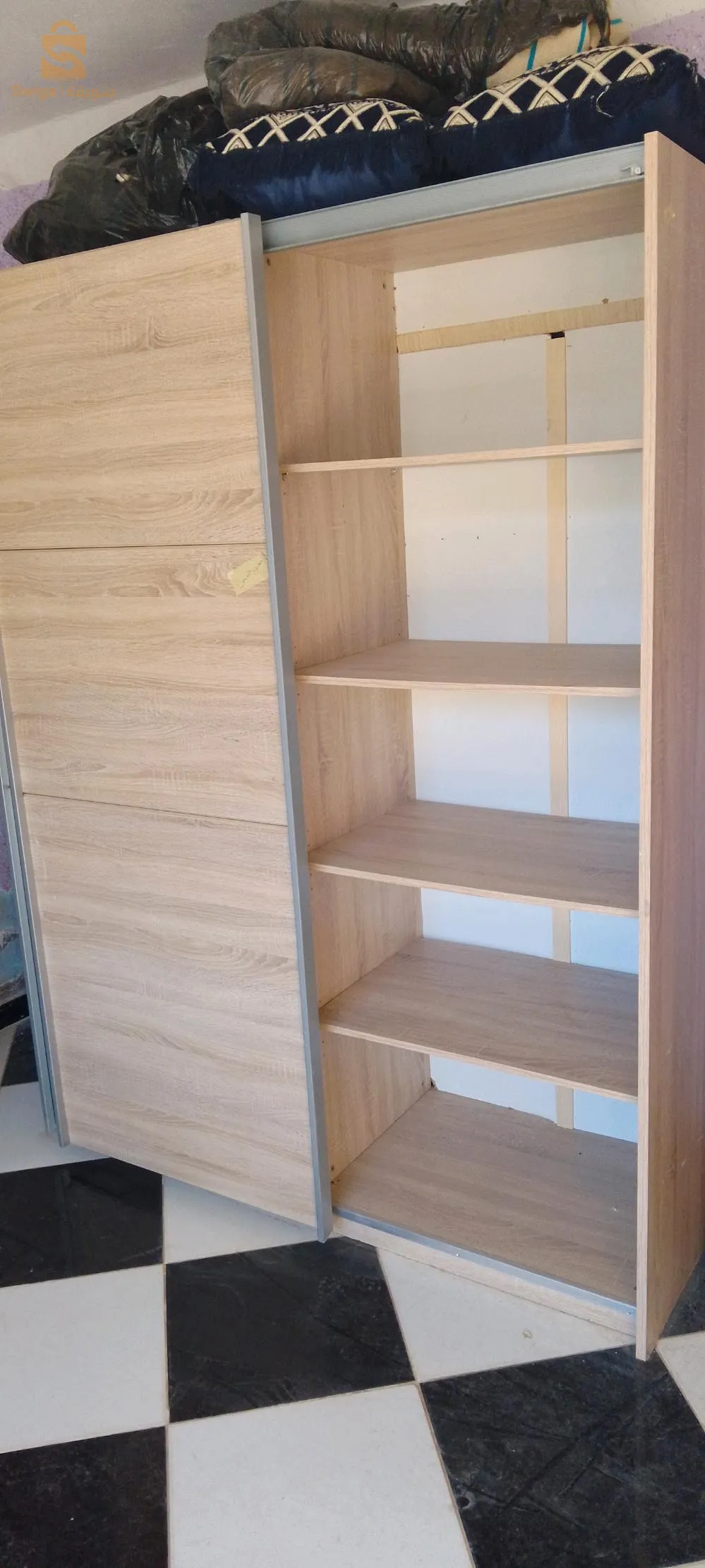 اثاث مستعمل في حالة متوسطة