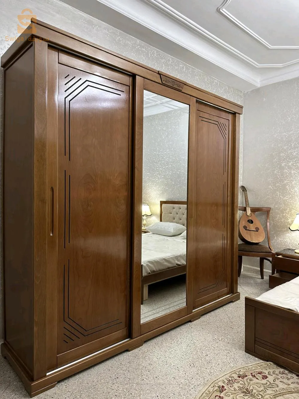 غرفة نوم من الخشب الزان