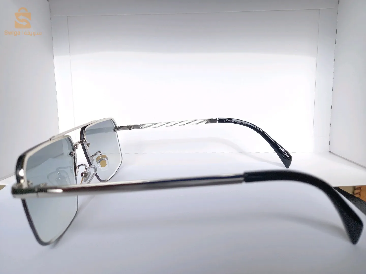 نظارات شمسية جديدة من علامة دافيد بيكام من مختلف الألوان كما هو معروض في الصور