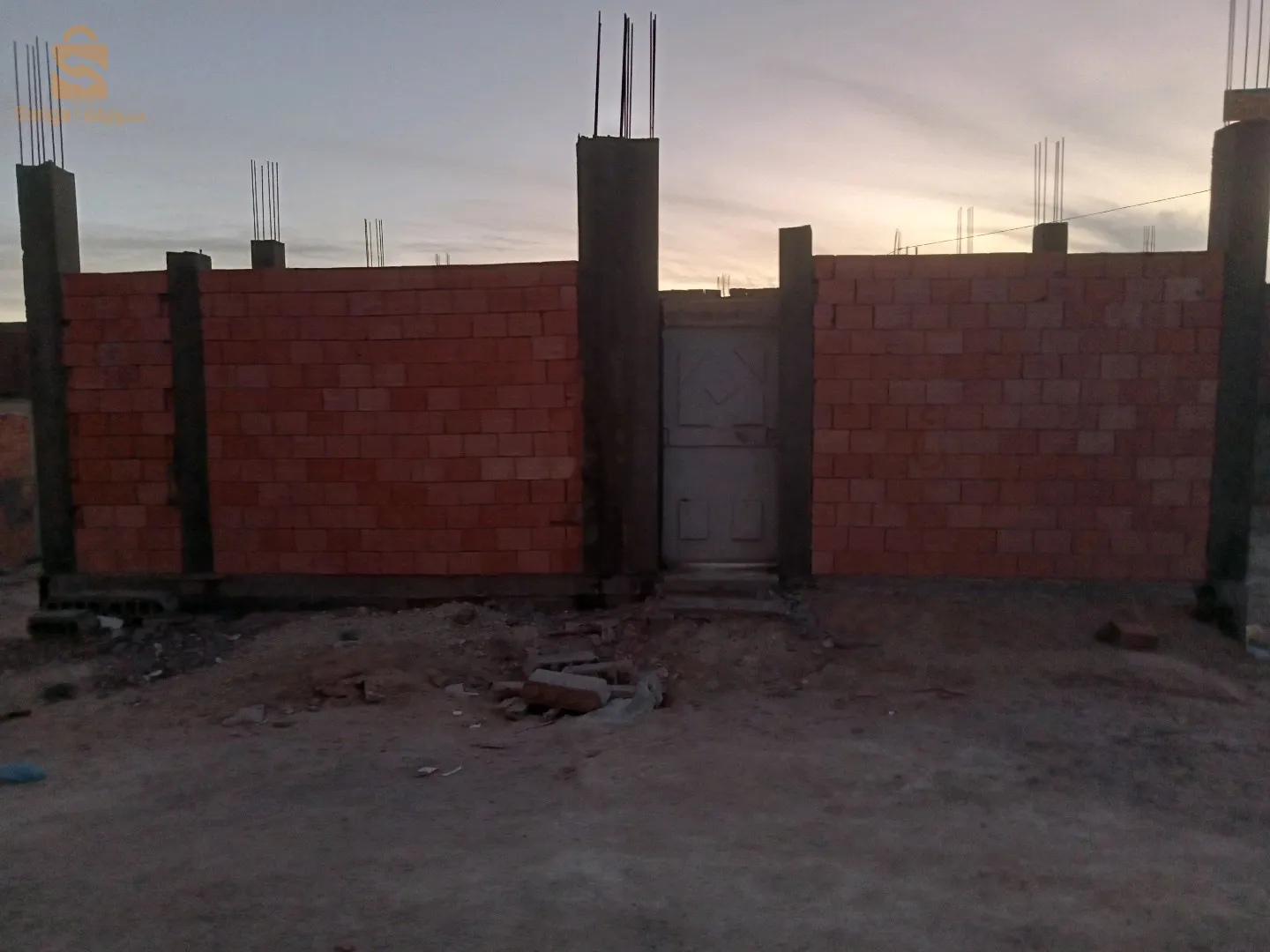 حايطة للبيع عين معبد حي بن سيدي وراء محطة البنزين ومتوفر اكاف 8/10 مساحة اجمالية 10/16