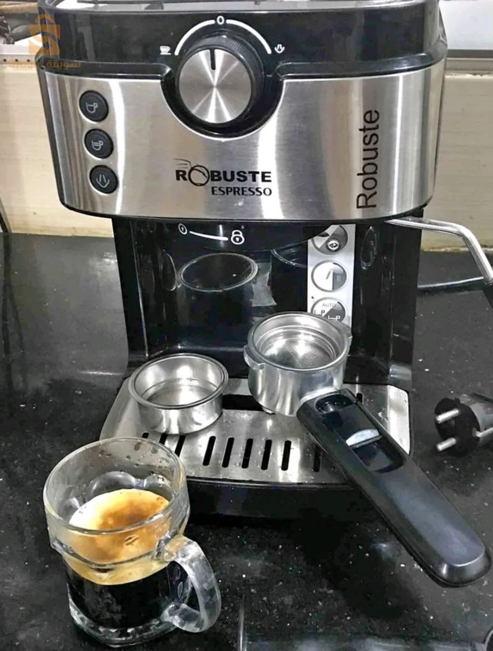 Machine à café avec bras  CM15 ROBUSTEMachine à café avec bras automatique CM15Robuste Porte-filtre : Crema sous pression 2 Bouton  un espresso simple / double espresso.Buse mobile de moussage et d’eau chaudeInterface : Interrupteur rotatifOne Touch ControlAdaptée aux dosettes E.S.E : OuiChauffe-tasse : Oui15500دج0665955230فل👉viber watts