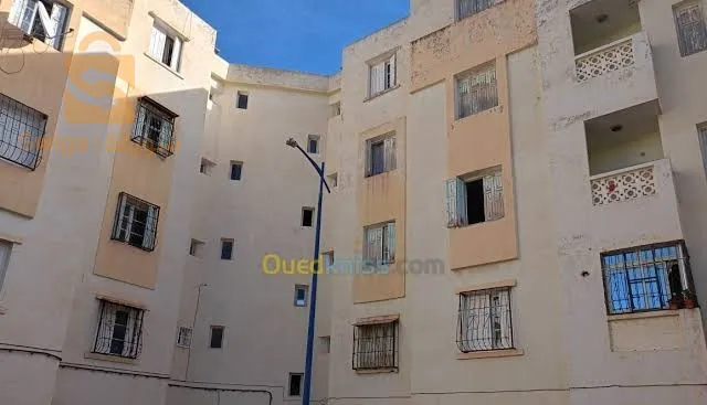 بيع اف3 في عمارات 
cnep immo
الطابق الارضي مقابل المسجد في حي مغلق