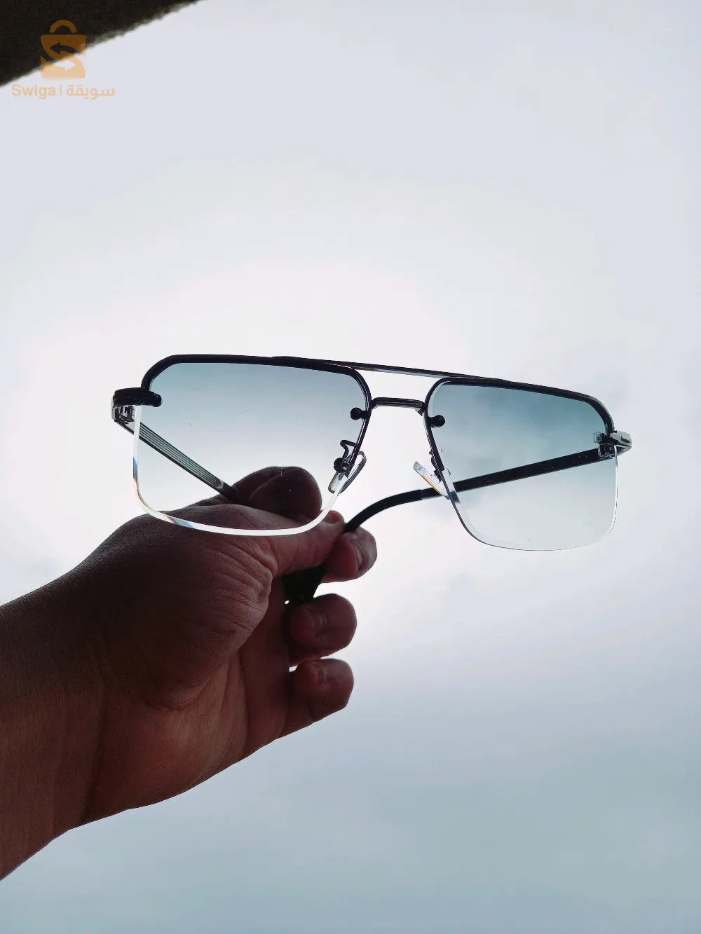 Nouvelles lunettes de soleil de qualité distinctive de la marque David Beckham, en différentes couleurs comme le montrent les photos