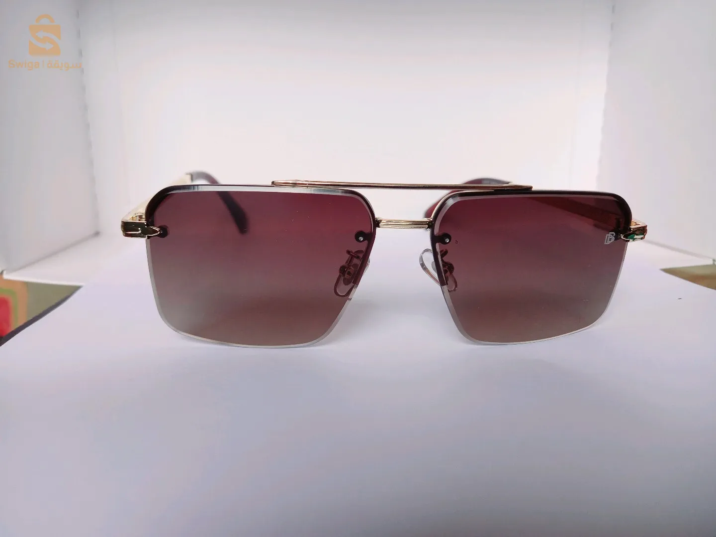 Nouvelles lunettes de soleil de qualité distinctive de la marque David Beckham, en différentes couleurs comme le montrent les photos