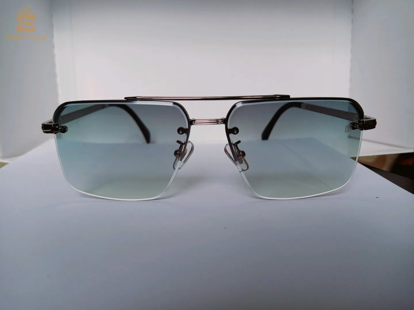 Nouvelles lunettes de soleil de qualité distinctive de la marque David Beckham, en différentes couleurs comme le montrent les photos