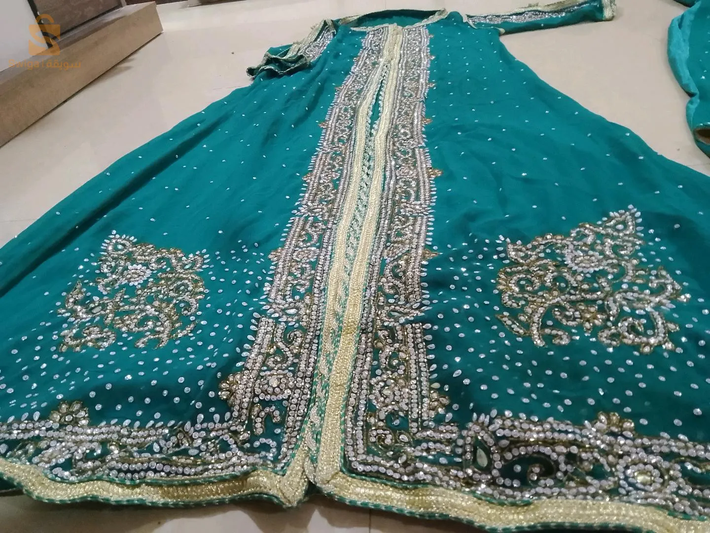 قفطان شارجي في حالة جيدة كيما جديد