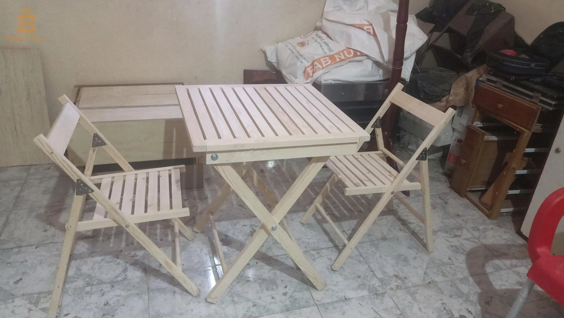 كراسي وطاولات قابل الطب
les chaises et les tables pliante