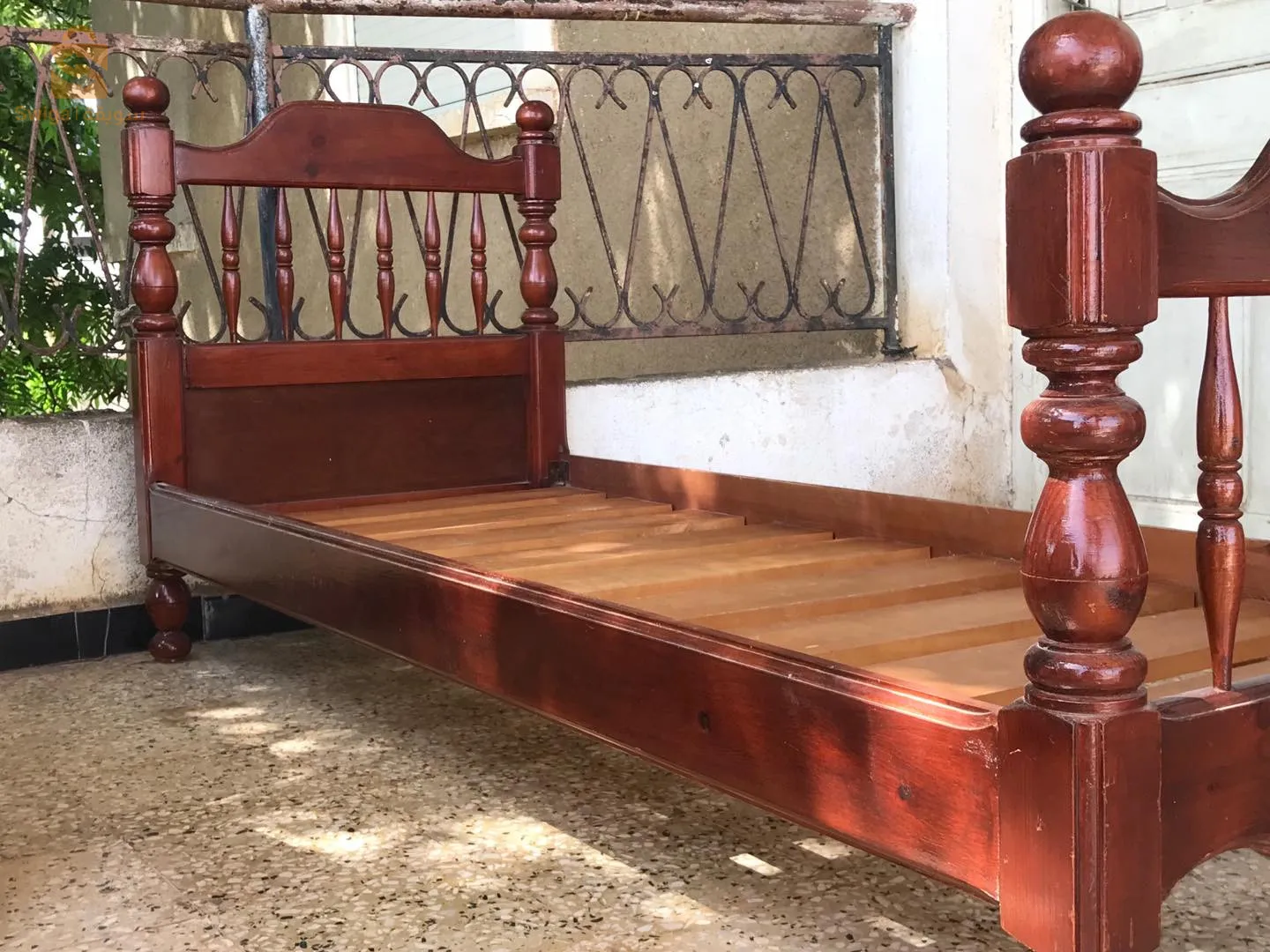 سرير في حالة جيدة