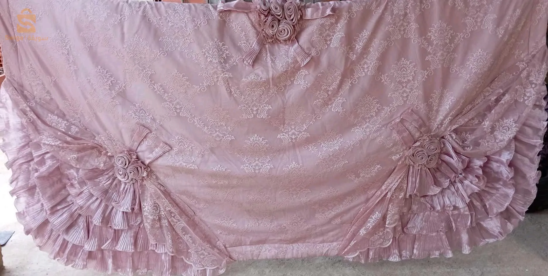 اثاث متكون من زربية طولها 2متر و 90 عرضها 2 متر مع 3 تابيات و 2 شورة غوز  و شورة اخرى فيها زوج تفريشات و 4 مخايد او 2 ليبانو تاع تاقة وكفرولي تع بونك و 2 فاليزات و 2 كوفيرطات و 2 متارح