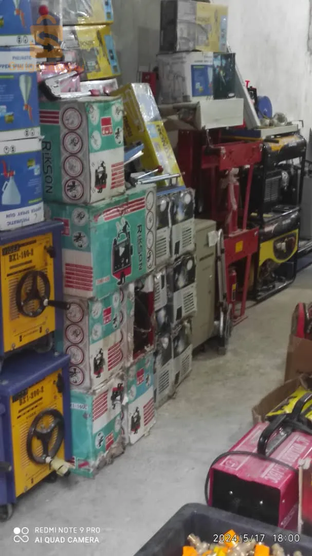 tres bonne affaire lot quincaillerie 150 000 pieceseulement 80 da la piece