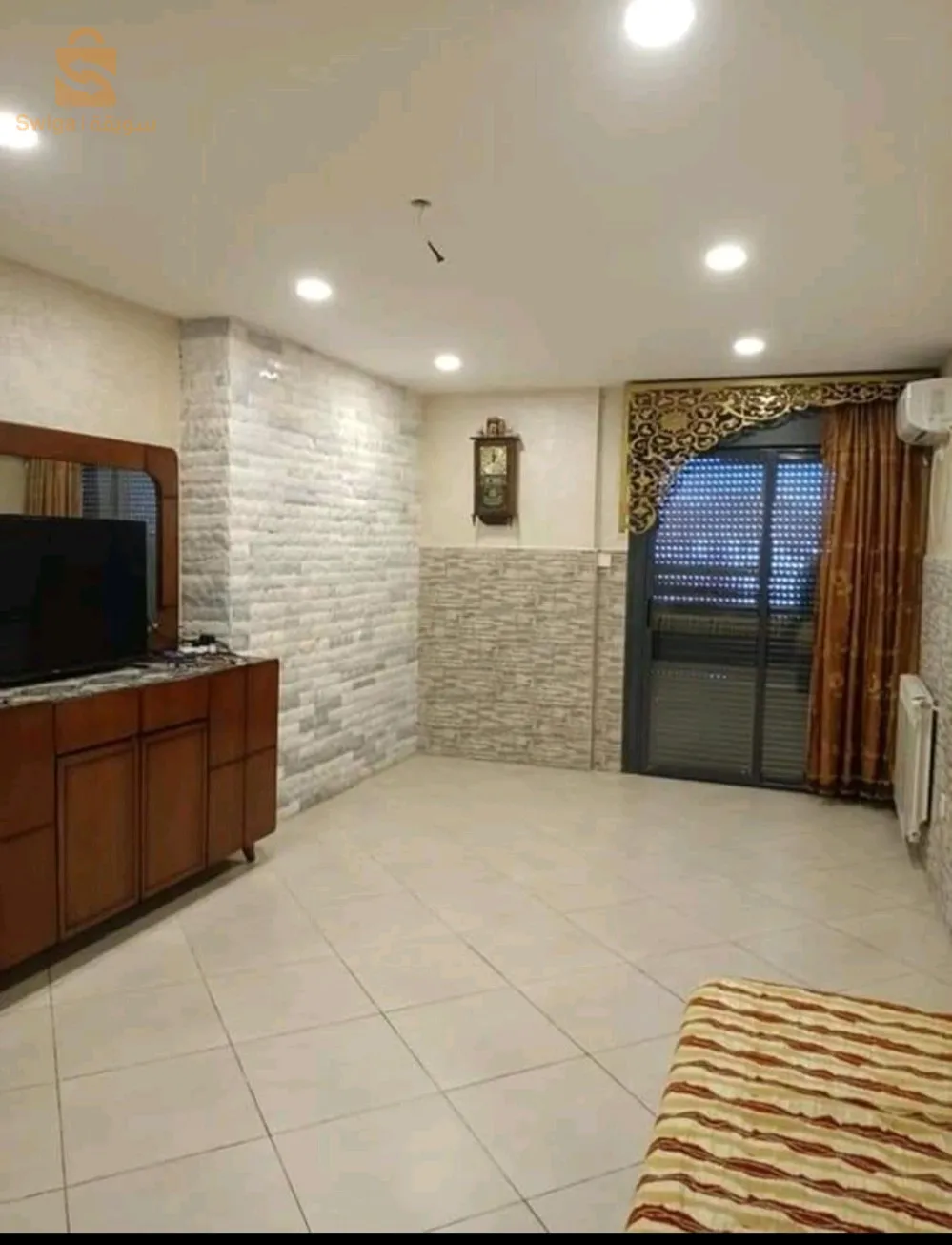 n appartement à  vendre dans une résidence sécurisée avec  3 ascenseurs surveillée h24 dans un endroit près de toute commodités située sur boulevard mekki Khalifa rond point cherfaoui ,l'appartement  est  composé de 4 chambres chacune est climatisée avec radiateur  ,la cuisine semi équipée,la chambre parentale  est avec salle de bain .pour plus d'information veuillez  appeller au 0798461432