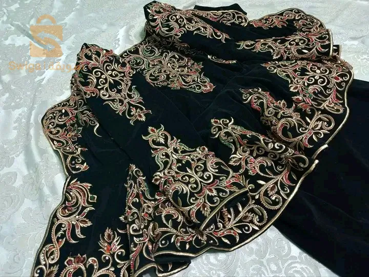 كيما وعدتكم نوفي بوعدي 💍🥀
اذا مدرتيش هدا في تصديرتك غير مكلاه تقوليلهم موتو 🤭🤭😂
كراكو مودال لي راهو داير حالة 
شعرة حرة وعقاش حر مخيط خيط وبرا 
قماش كاين 4 انواع 
قطيفة جبوناز وستان وكراب سعر 3ملاين وتوصيل مجاني 
قطيفة المون 38000دج وتوصيل مجاني 
الالوان 
نواغ وقرونة وغوز فوشيا وبلو غوا وبلونوي وباج غوزي واحمر واخضر وفاغ دو وبلو بترولي