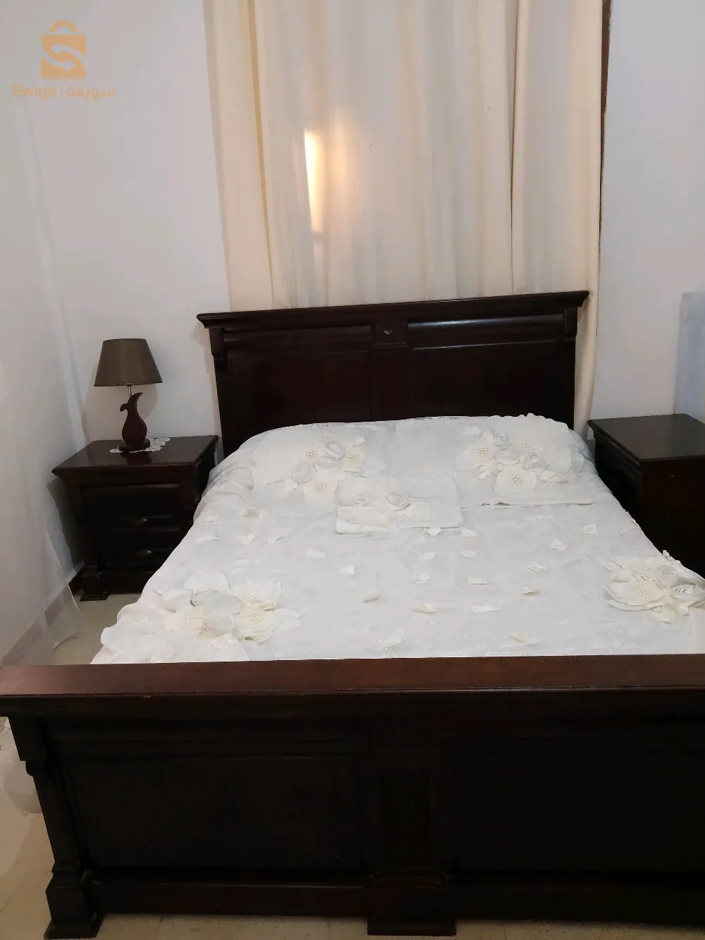 غرفة نوم بدون خزانة