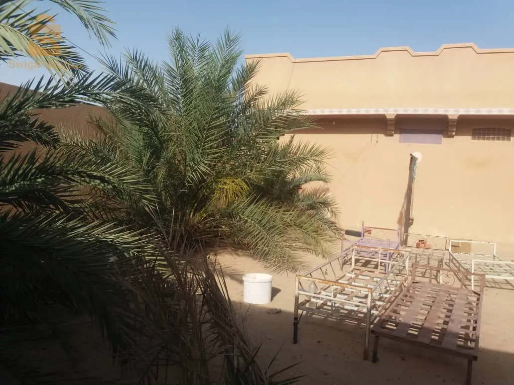 فيلا للبيع بالحمادين بلدية المقرن 15/30متر فيها خمس غرف وثلاث حمامات وحديقة ومستودع كبير