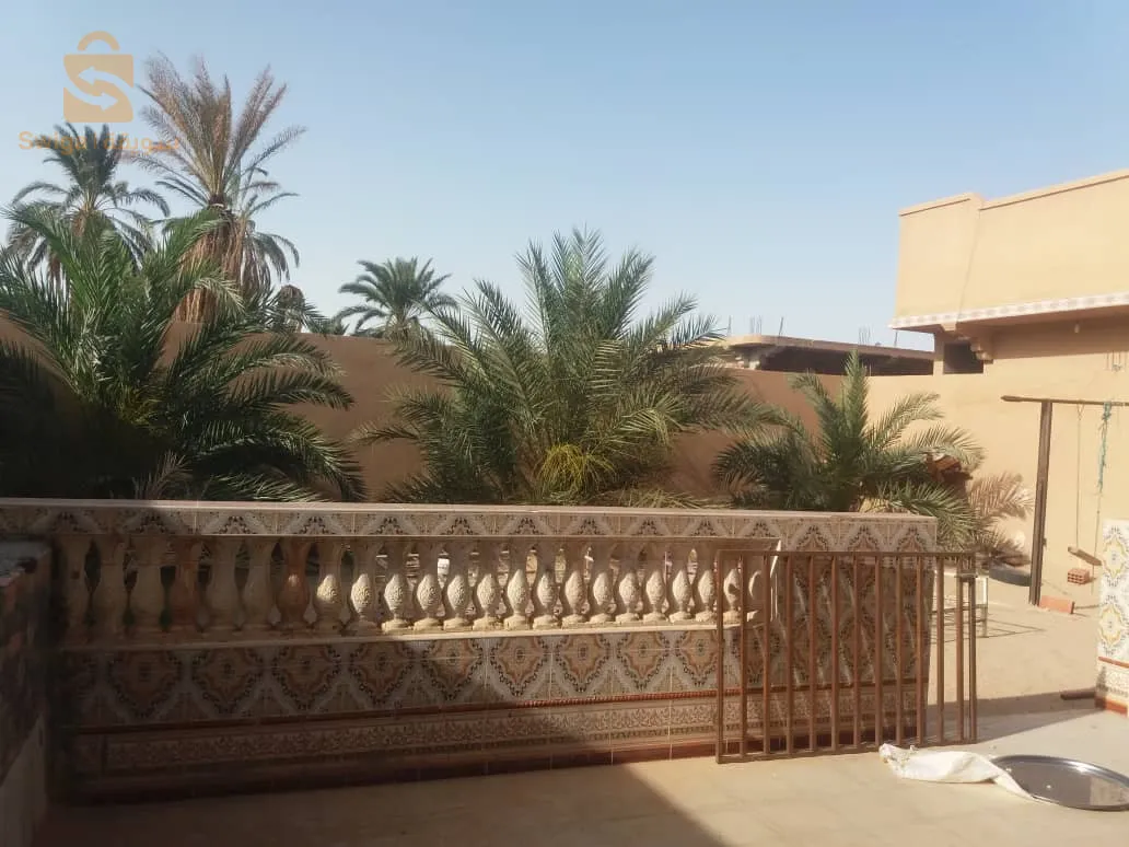 فيلا للبيع بالحمادين بلدية المقرن 15/30متر فيها خمس غرف وثلاث حمامات وحديقة ومستودع كبير