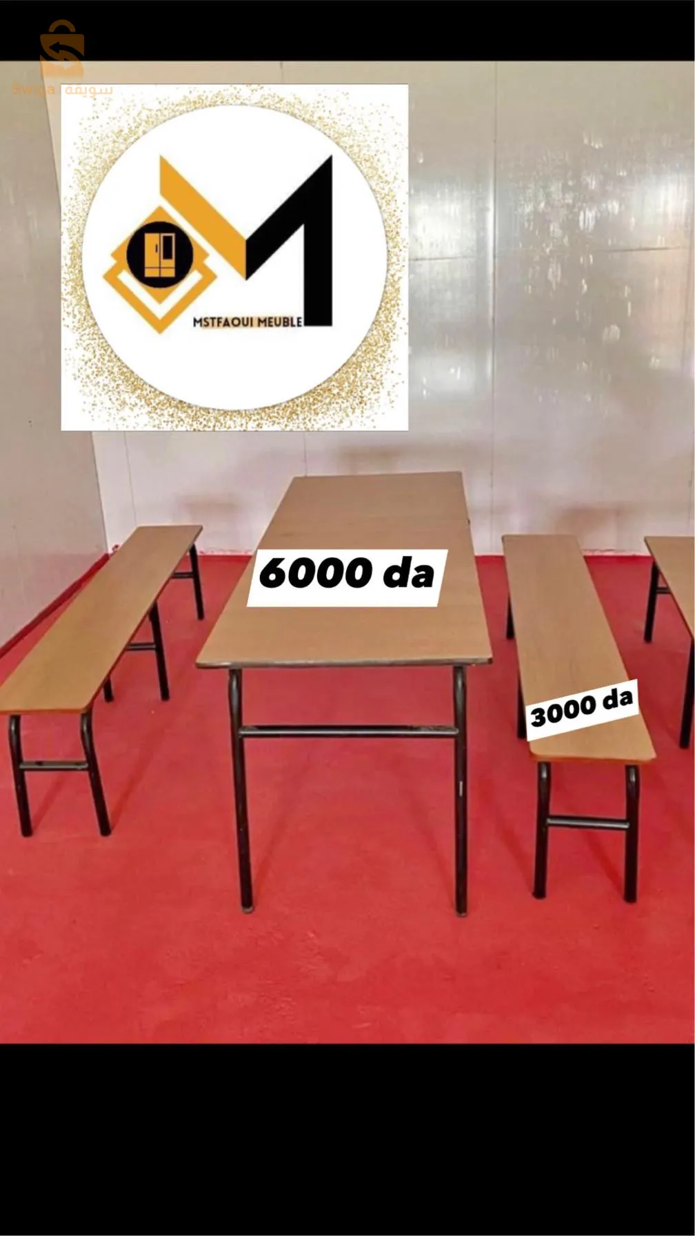 bureaux et tables avec chaises