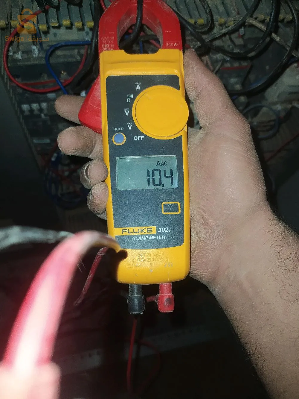 كهربائي في مجال  الكهرباء الصناعية