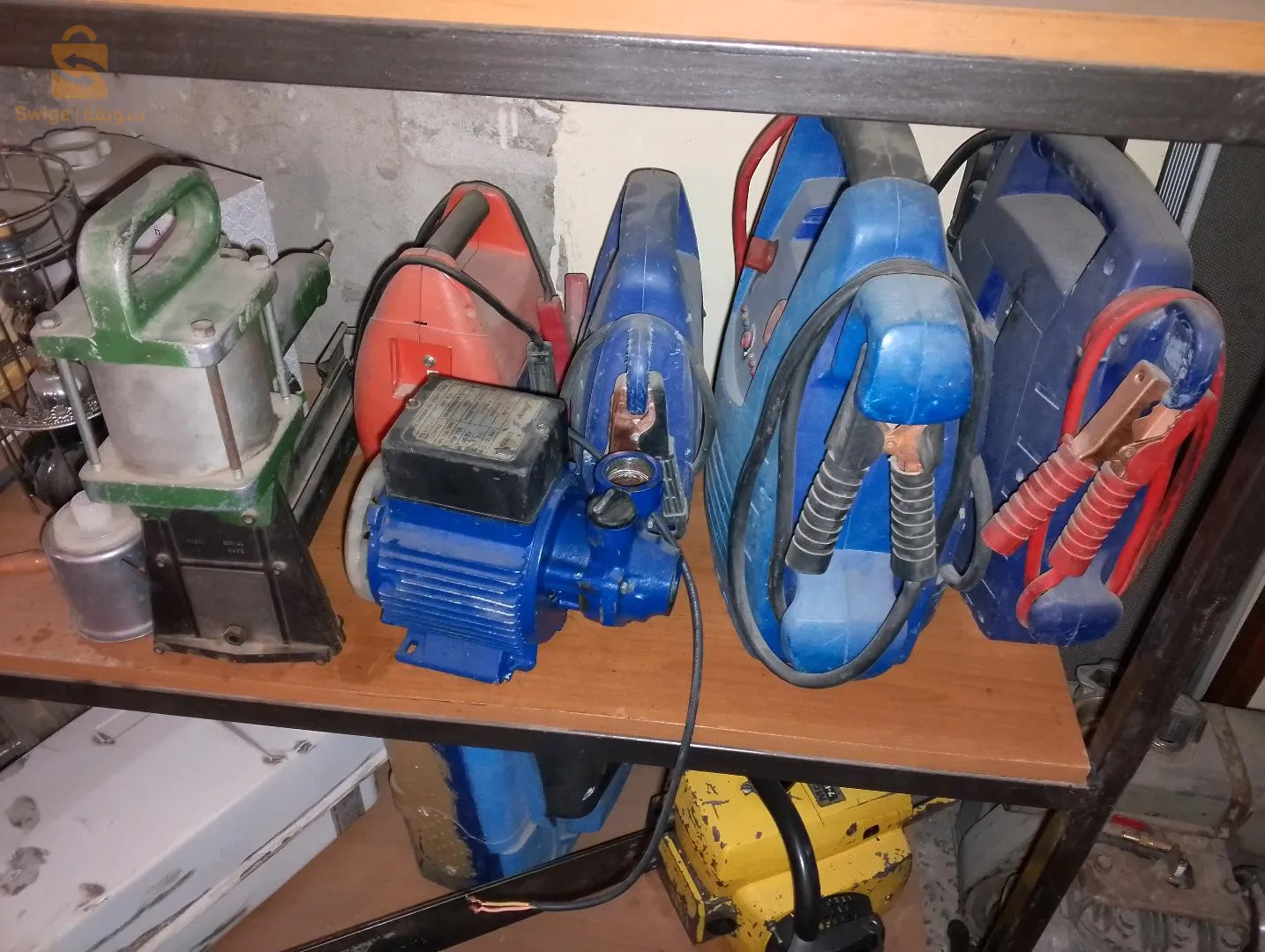 Lot d'antiquités outils meubles