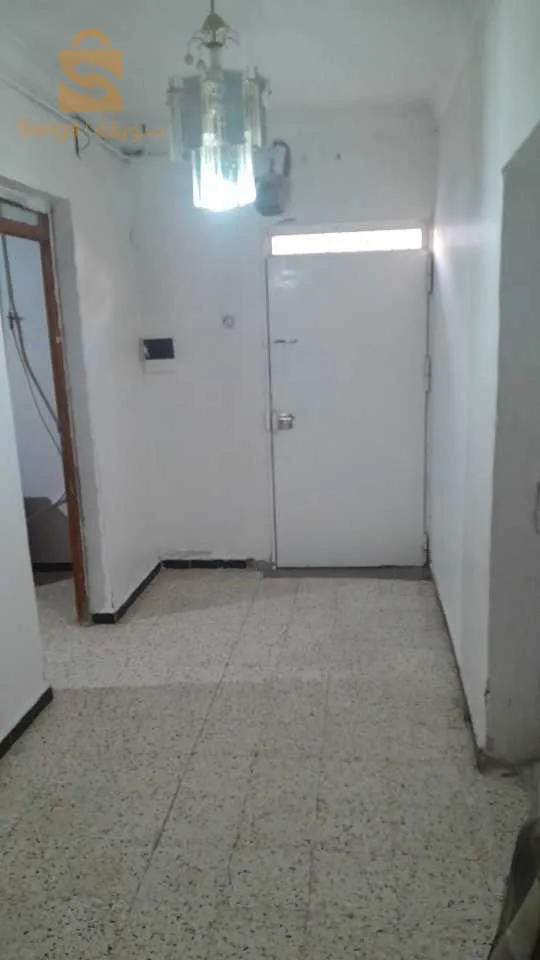 منزل للبيع بجانبثانوية النعمان بن بشير الشريعة مساحتها 170متر جميع المرافق قريبة ثانوية متوسطة ابدائية مسجد البلاد قريبة 
يتكون المنزل من 
3غرف نوم
مطبخ
صالة 
هول 
حوش خ
دوش ومرحاض
دوش داخل الغرفة