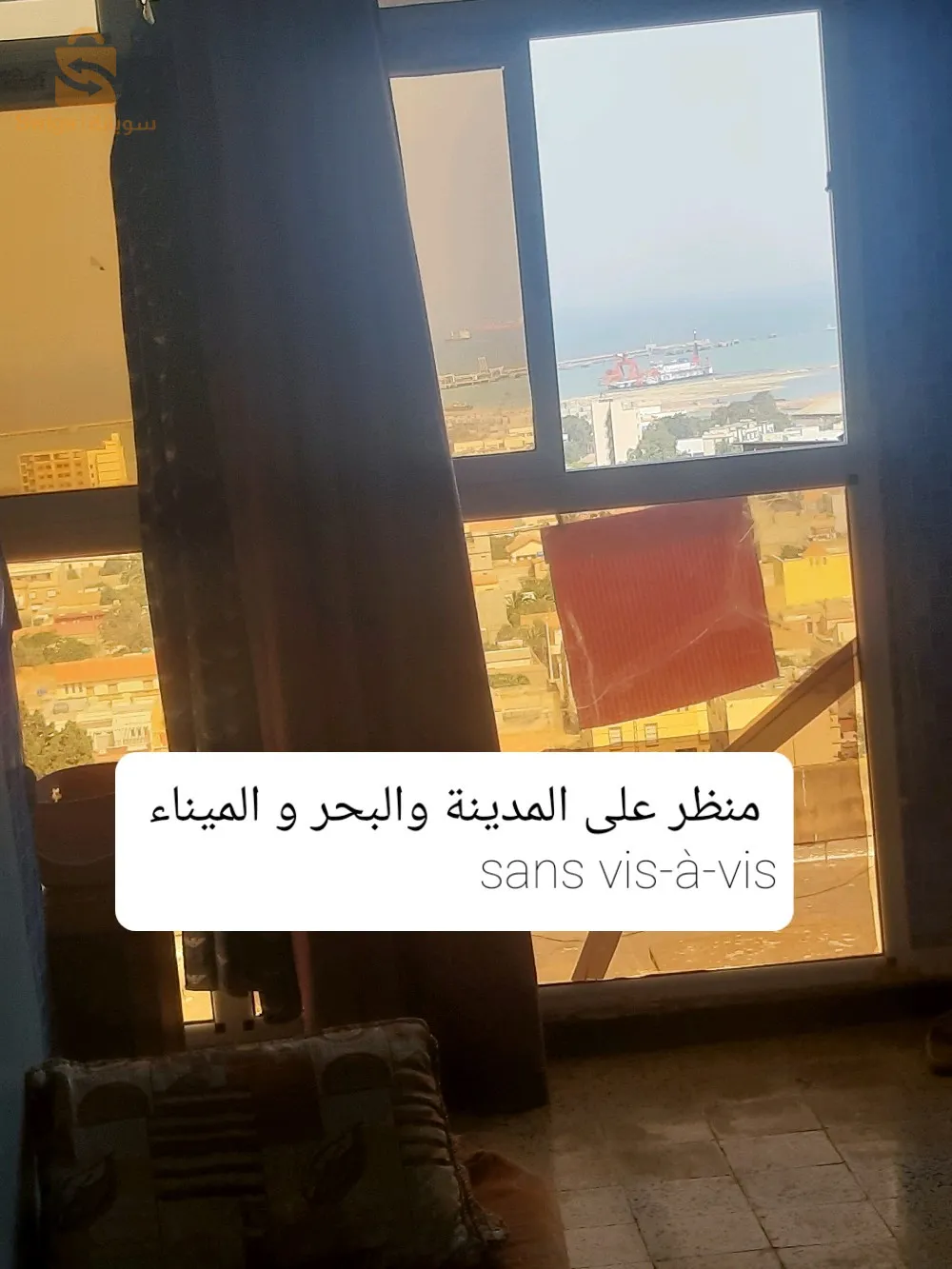 شقة طابق 4 و اخير  منظر رائع يطل على المدينة و البحر و الميناء  جورة ممتازة  توفى كل ملتزمات  المعيشة  و 
Parking امام العمارة