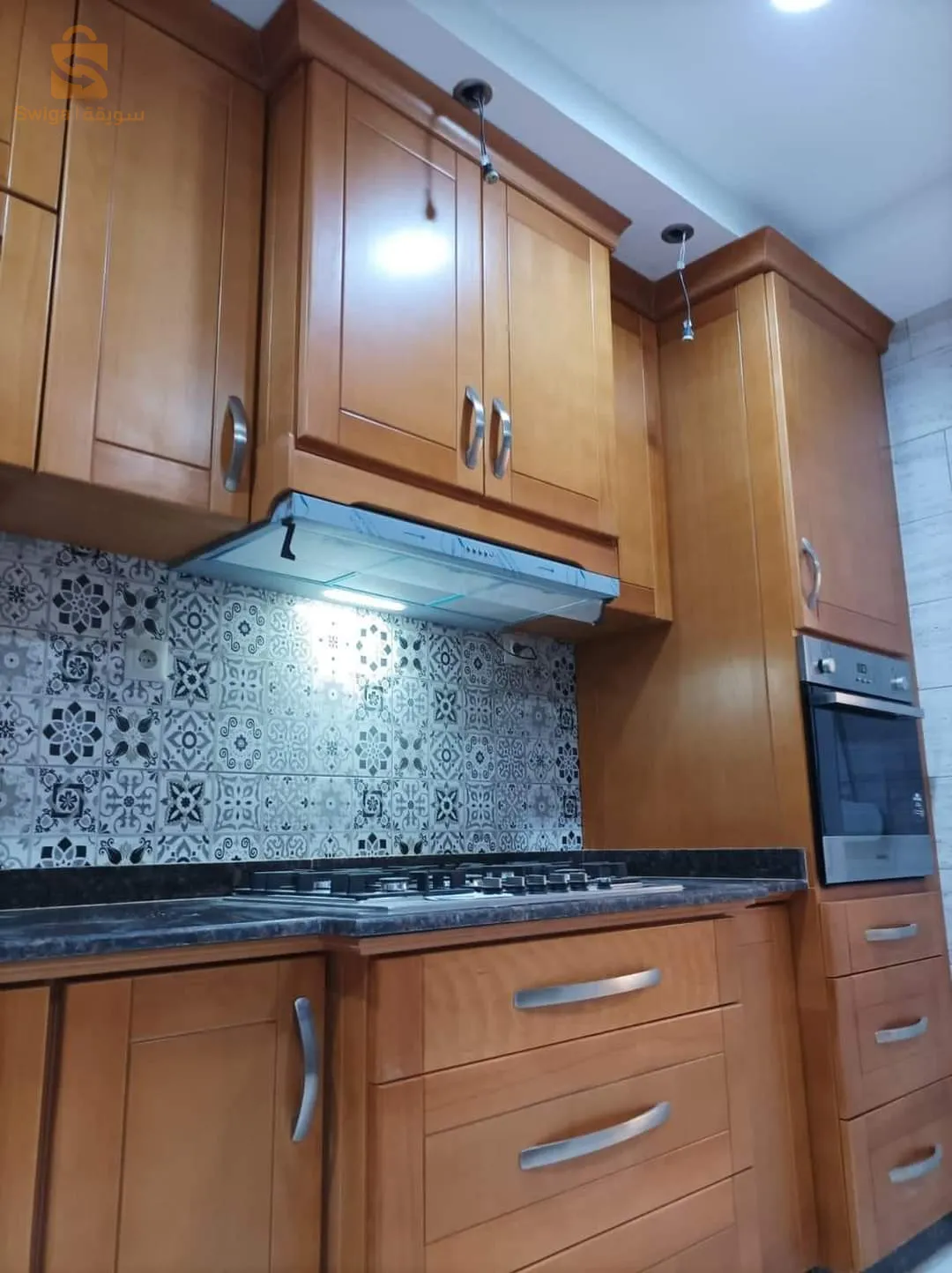 صباغة المطابخ وأبواب الغرف والنوافذ  وحتى الاثاث القديم الذي يمكن اصلتخه