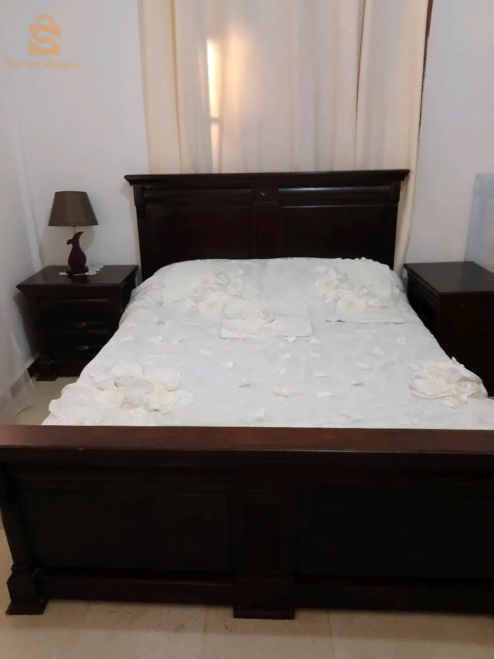 غرفة نوم بدون خزانة