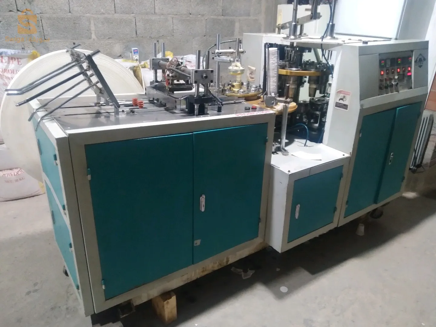 آلة صنع الاكواب الورقية 4.5 oz