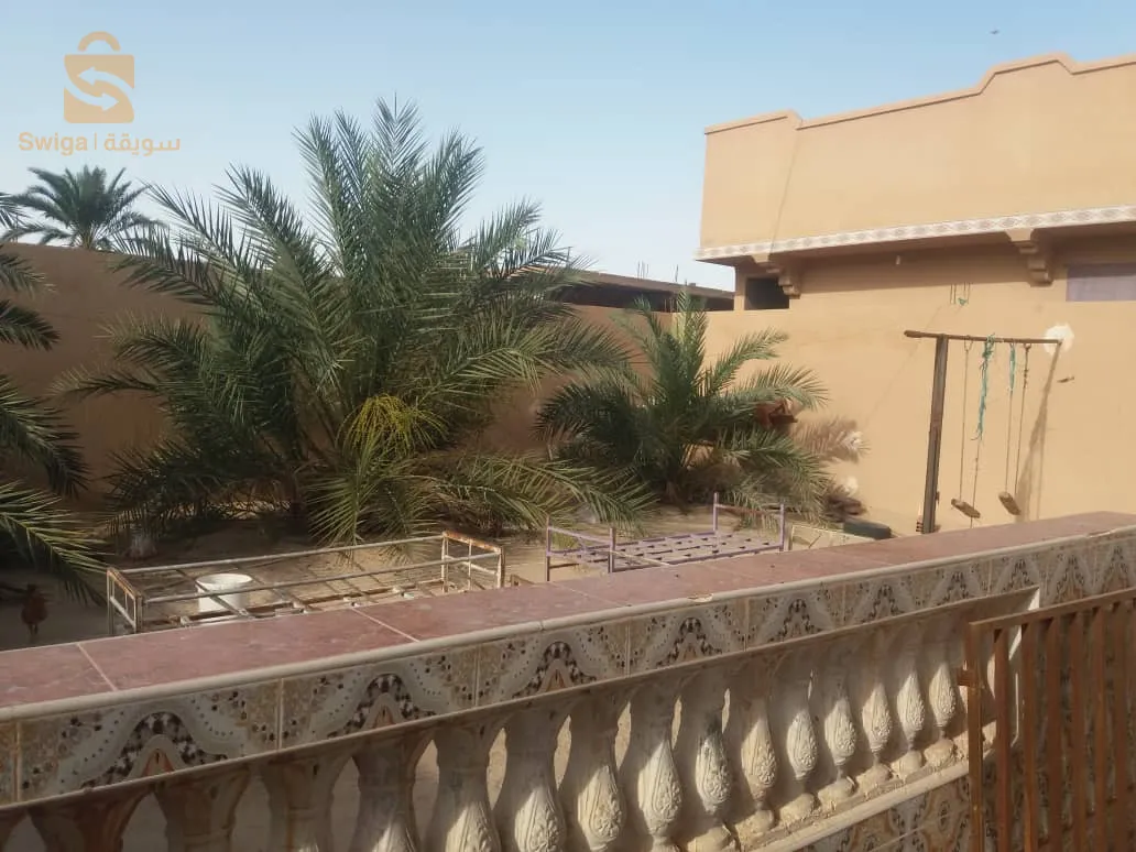 فيلا للبيع بالحمادين بلدية المقرن 15/30متر فيها خمس غرف وثلاث حمامات وحديقة ومستودع كبير