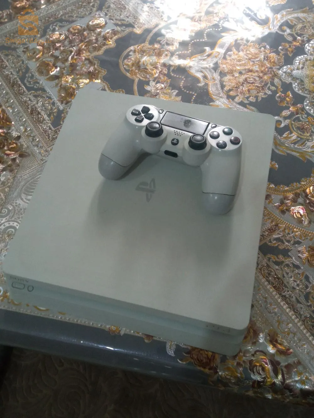 جهاز بلايستيشن 4 سليم في حالة جديدة
