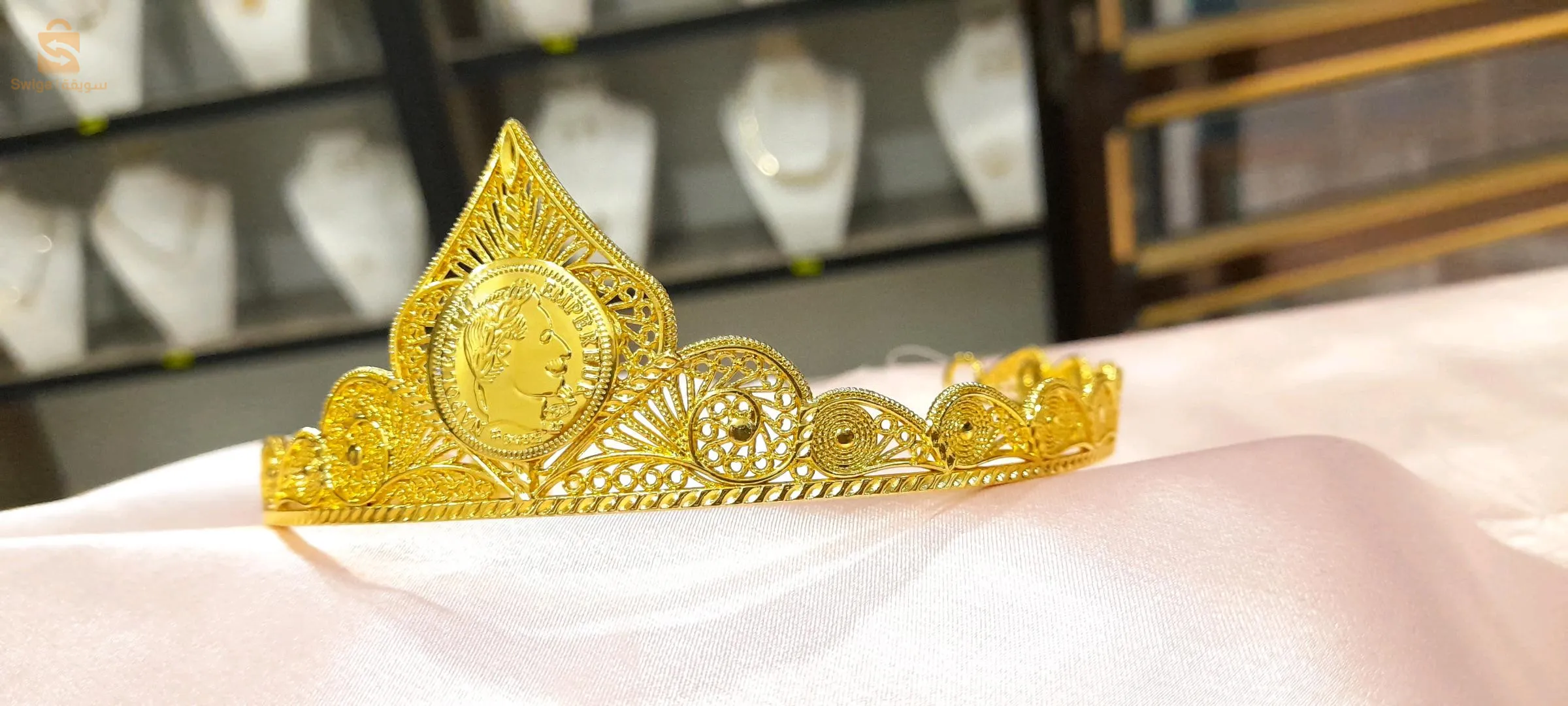 تيجان من البلاكيور مثيل الذهب