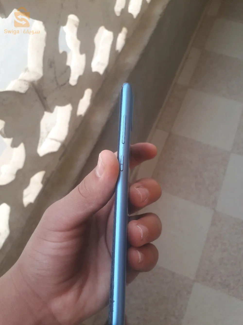 هاتف سامسونج فيه ثلاث خدشات من لور