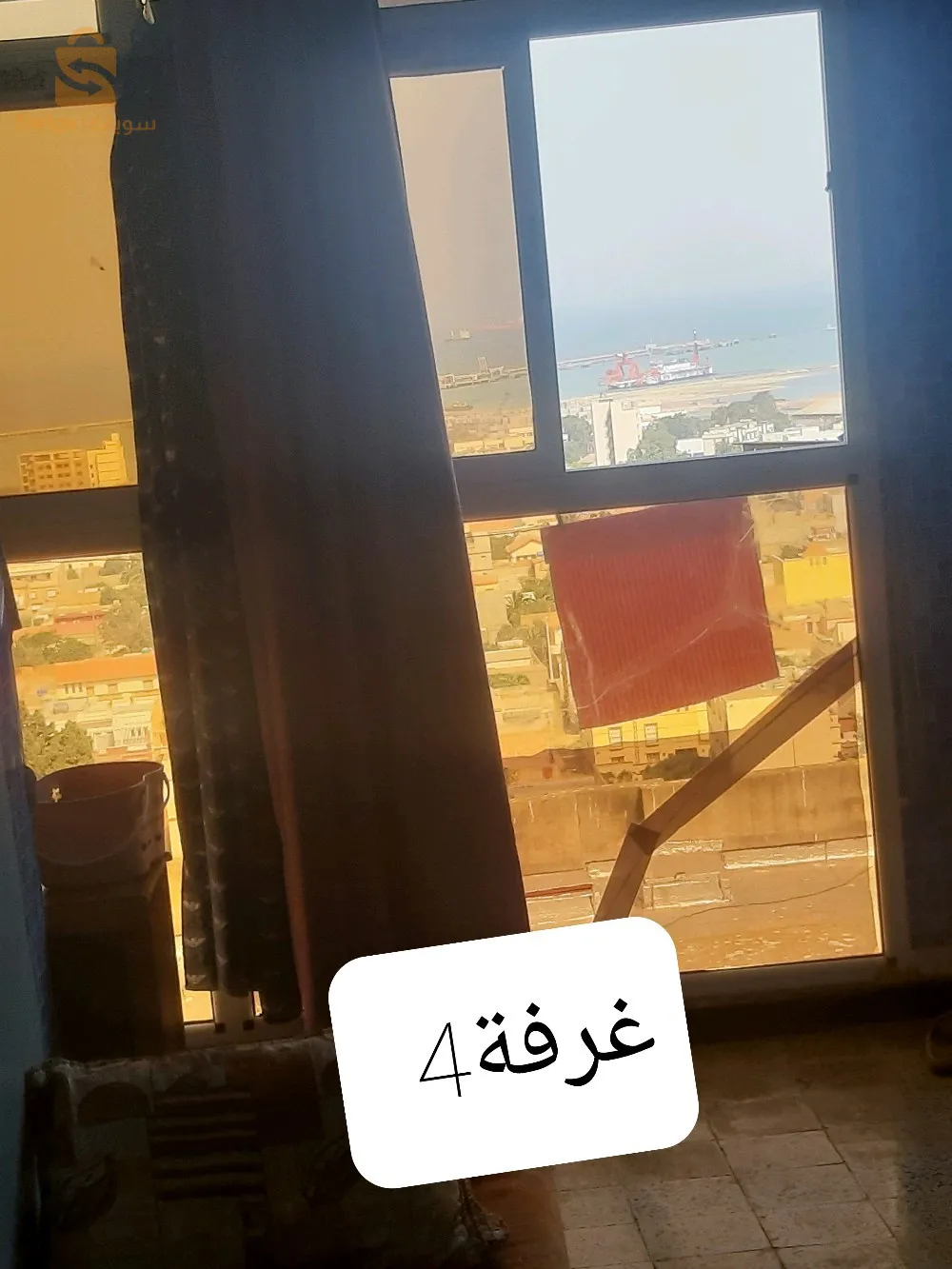 شقة طابق 4 و اخير  منظر رائع يطل على المدينة و البحر و الميناء  جورة ممتازة  توفى كل ملتزمات  المعيشة  و 
Parking امام العمارة