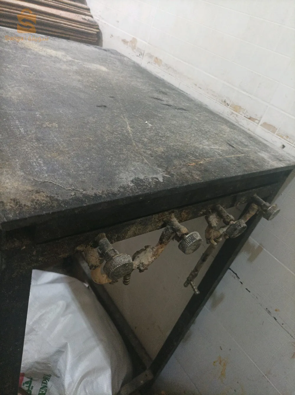 طابونات للبيع فيها ربعة ريشويات